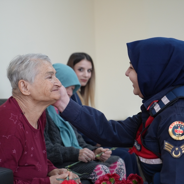 Bayburt'ta huzurevi sakinlerine jandarma sürprizi: Büyüklerin yüzü güldü