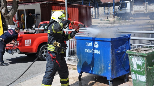 Menteşe'de çöp konteyneri yangını