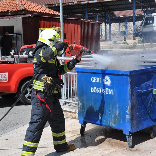 Menteşe'de çöp konteyneri yangını