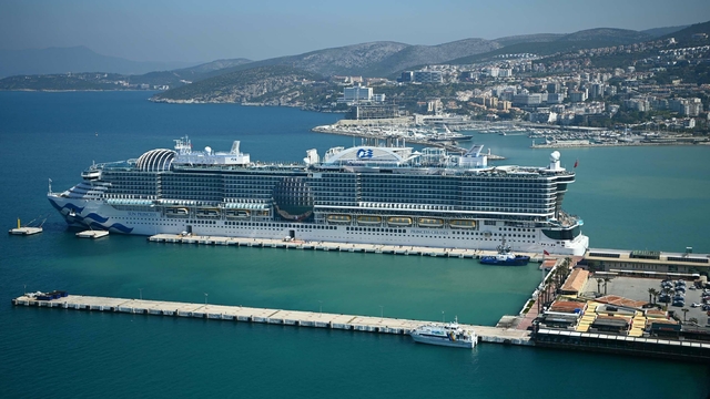 Kuşadası'na kruvaziyerle 4 bin 12 turist geldi