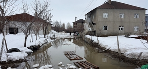 Yüksekova'da biriken kar erince evlerin bahçeleri su ile doldu