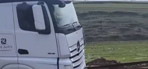 Siirt’te TPAO'ya ait tır çamura saplandı, köylüler seferber oldu