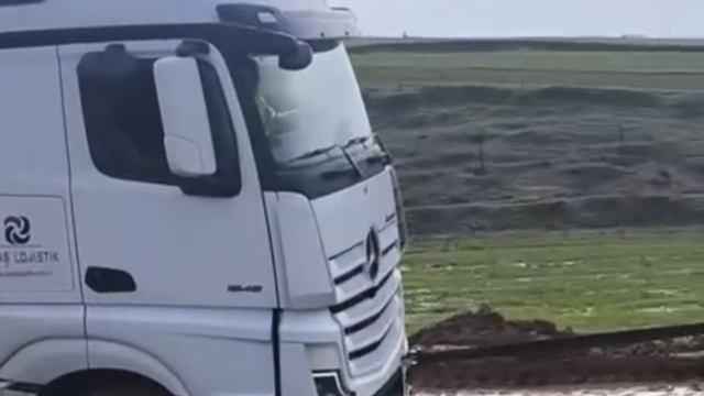 Siirt'te TPAO'ya ait tır çamura saplandı, köylüler seferber oldu