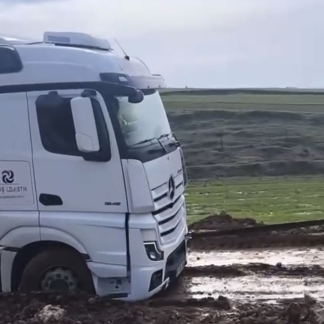 Siirt'te TPAO'ya ait tır çamura saplandı, köylüler seferber oldu