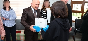 Vali Varol, çocuk evlerinde kalan çocuklara hediyelerini takdim etti