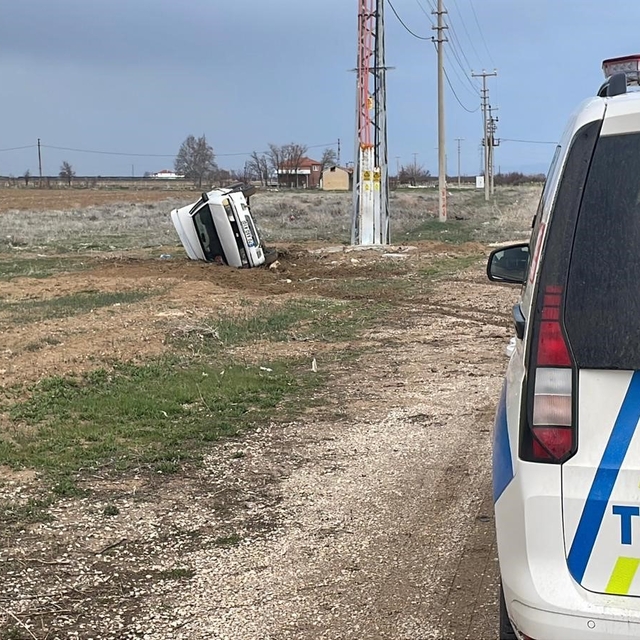 Karaman'da otomobil devrildi: Araçtaki 5 kişi kazayı burnu bile kanamadan a...