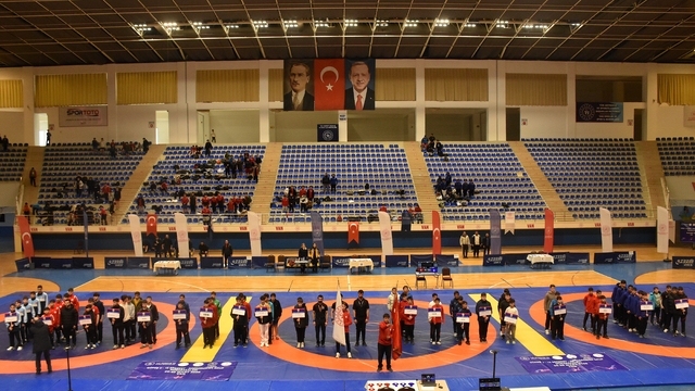 Van'da 15 Yaş Altı Grekoromen Serbest Güreş Grup Müsabakaları başladı