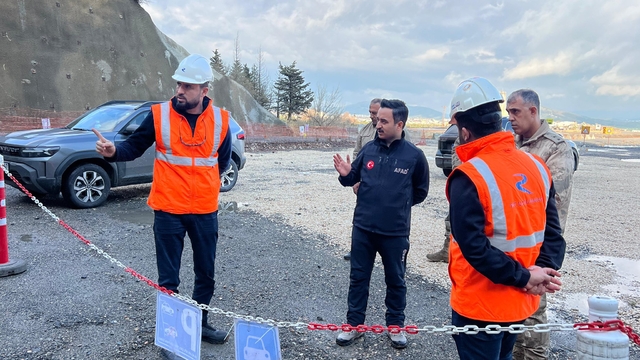 Nurdağı Kaymakamı Erciyas, hızlı tren inşasını ve köy konutlarını inceledi