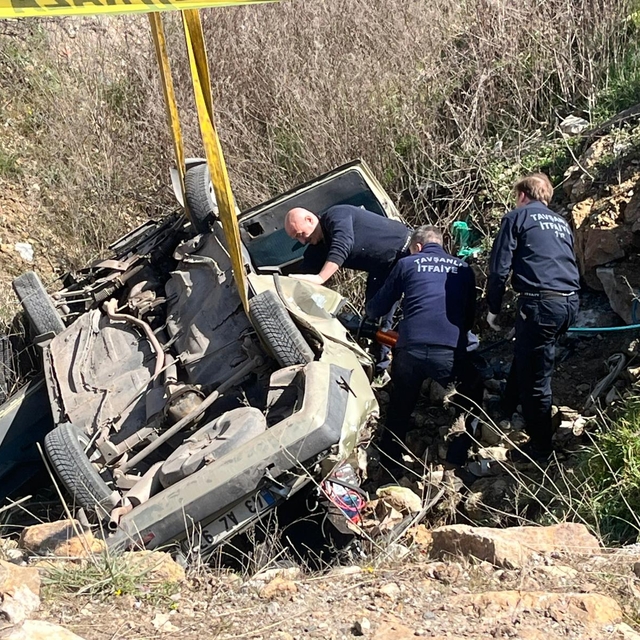 Tavşanlı'da çukura düşen otomobildeki 2 kişi öldü, 1 kişi yaralandı