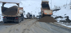 Hakkari'de yağıştan zarar gören yol onarıldı