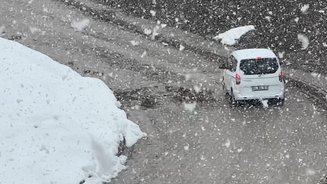 Yüksekova'da kar yağışı ve sis