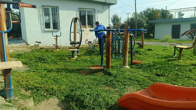 Akdeniz'de bahar temizliği: Parklar yaza hazırlanıyor