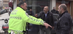 Eskişehir'de yaralamalı kaza sonrası ilginç tartışma Yayaya mı dolmuş çarptı, dolmuşa mı elektrikli bisiklet çarptı belli değil Dolmuş şoförü: "Arabayı ben kullanıyordum, yaşlı adamın kullandığı elektrikli bisiklet benim araca çarptı"