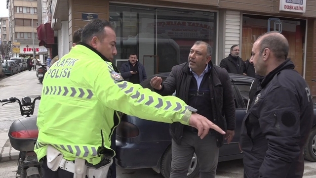 Eskişehir'de yaralamalı kaza sonrası ilginç tartışma
Yayaya mı dolmuş çarptı, dolmuşa mı elektrikli bisiklet çarptı belli değil
Dolmuş şoförü: "Arabayı ben kullanıyordum, yaşlı adamın kullandığı elektrikli bisiklet benim araca çarptı"