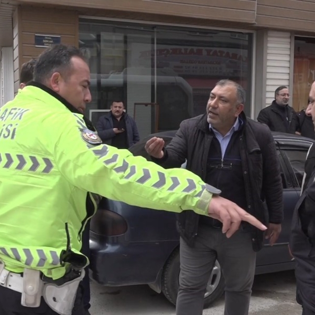 Eskişehir'de yaralamalı kaza sonrası ilginç tartışma
Yayaya mı dolmuş çarpt...