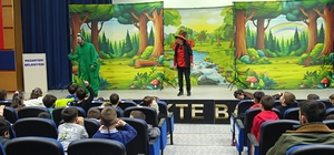 Pazaryeri'nde anaokulu öğrencileri için tiyatro oyunu sahnelendi