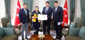 Kilis Valisi Kalaylı, hayat kurtaran sağlık personelini ödüllendirdi