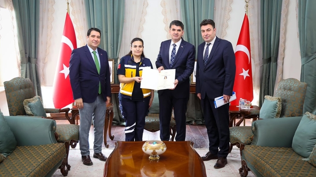 Kilis Valisi Kalaylı, hayat kurtaran sağlık personelini ödüllendirdi