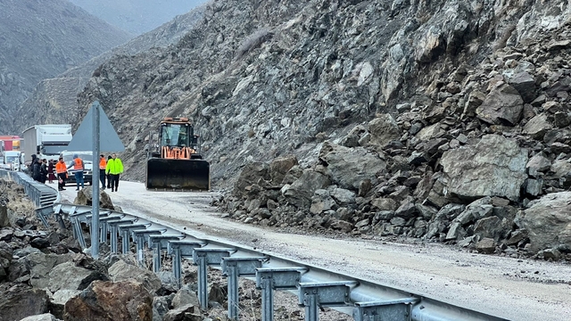 Yüksekova'da heyelan sonrası kapanan yol yeniden ulaşıma açıldı (2)