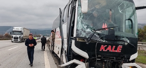 TIR'ın yandan çarptığı yolcu otobüsü refüje çıktı; kaza kamerada