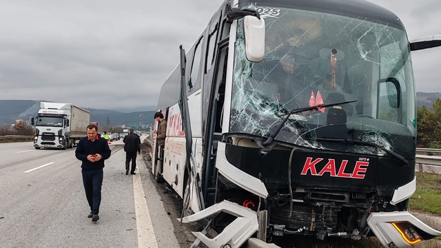 TIR'ın yandan çarptığı yolcu otobüsü refüje çıktı; kaza kamerada
