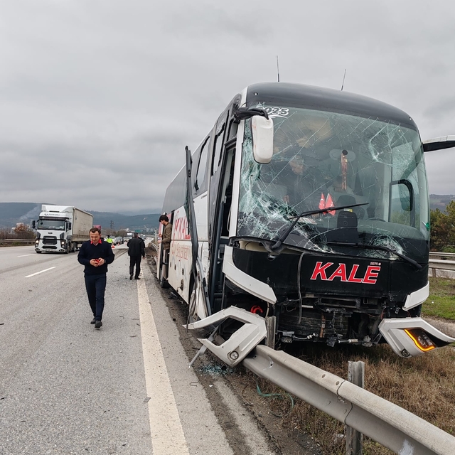 TIR'ın yandan çarptığı yolcu otobüsü refüje çıktı; kaza kamerada