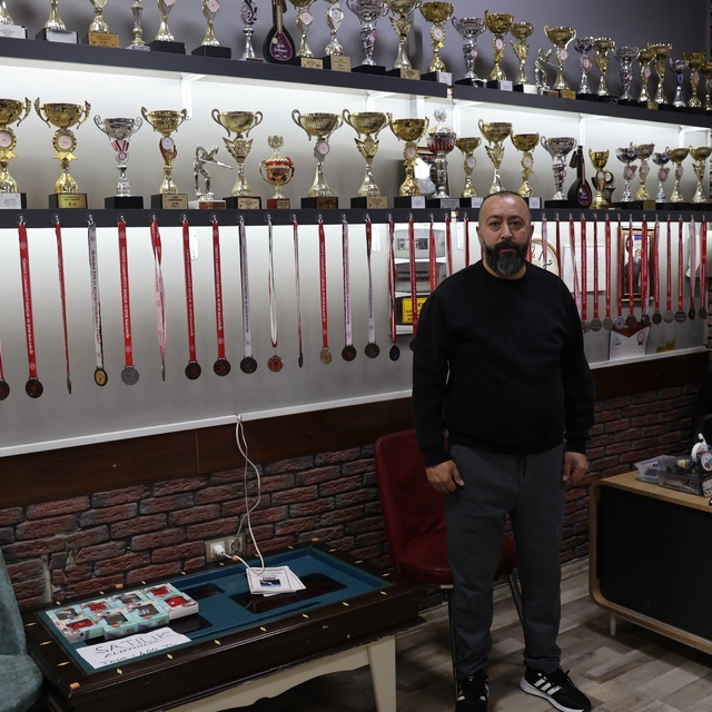 Bilardoyu aşka dönüştürdü, 150 sporcu yetiştirdi
Gençler kahvehanelerden bi...