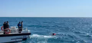 Devrilen sup boarda tutunarak 3 saat bekledi, yardımına deniz polisi yetişti