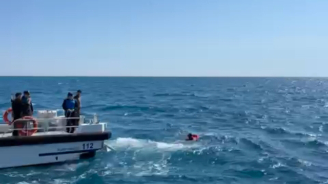 Devrilen sup boarda tutunarak 3 saat bekledi, yardımına deniz polisi yetişti
