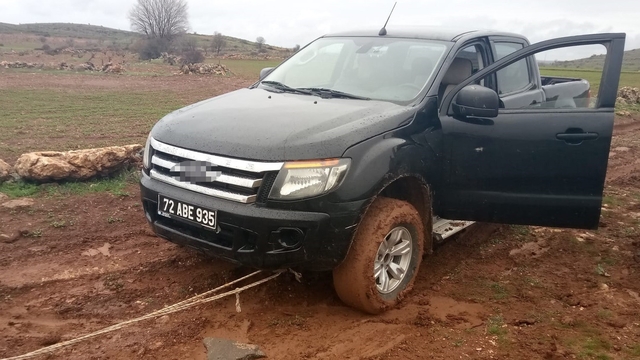 Gercüş'te çamura saplanan aracın imdadına Özel İdare ekipleri yetişti