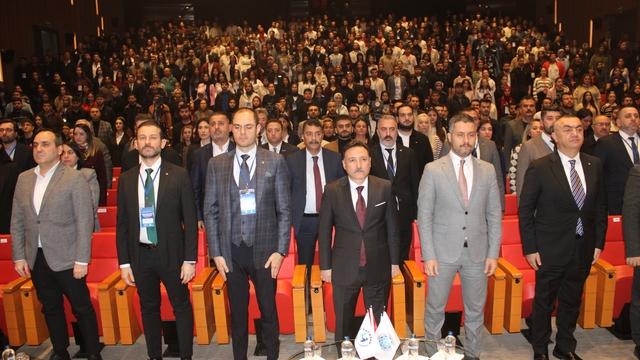 Türkiye'nin girişimcilik vizyonu Kayseri'de konuşuldu
Kayseri Valisi Gökmen Çiçek:
"Yapay zekanın, dijital ortamların ve teknolojik üretimin merkezi olmak zorundayız"