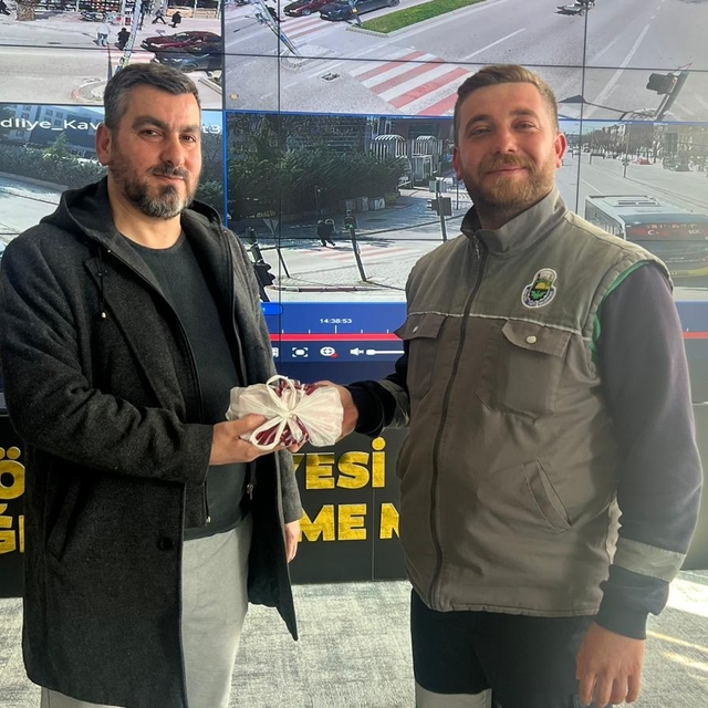 Belediye personelinin yolda bulduğu 200 bin TL sahibine teslim edildi