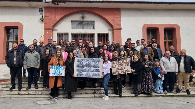 Salihli'de ilkokul mezunları 25 yıl sonra buluştu