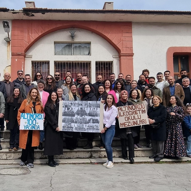 Salihli'de ilkokul mezunları 25 yıl sonra buluştu