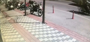 Bisikletli vatandaşın cebinden paralar yola saçıldı, duyarlı esnaf toplayıp sahibini beklemeye başladı Esnaf yola savrulan yaklaşık bin 400 TL parayı sahibine ulaştırmak için bekliyor Parayı toplayan esnaf: "Paranın sahibi buyursun gelsin parasını bizden alsın" "Biz bugüne kadar çok şükür harama el uzatmadık bu paraya da dokunmayız"