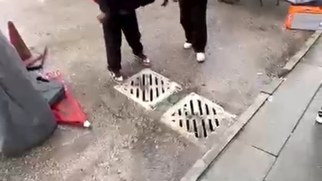 Kız öğrenci, tartıştığı akranını yere yatırıp ayağıyla yüzüne bastı