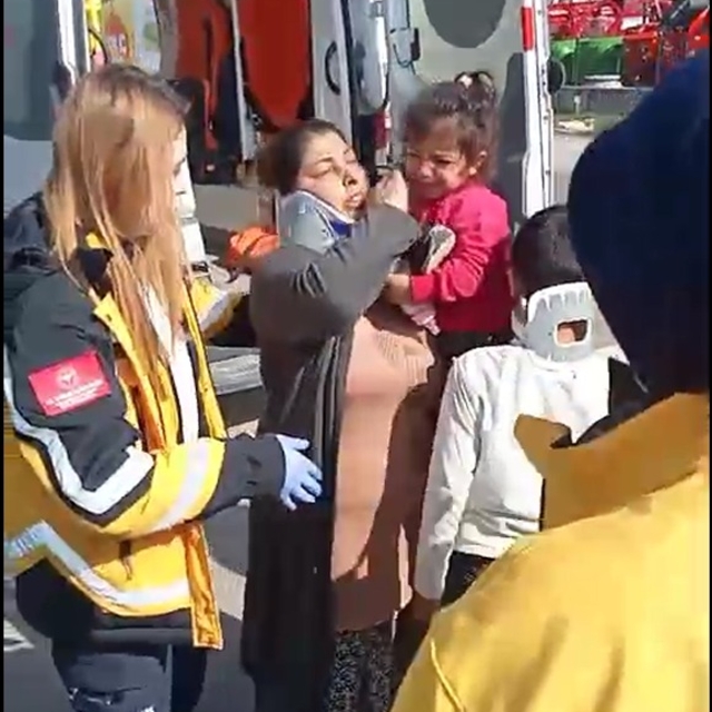 Hafriyat kamyonunun çarptığı otomobildeki 6'sı çocuk, 9 kişi yaralandı