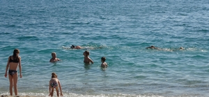 Alanya'da Mart ayında deniz keyfi 18 derecelik sıcak hava sahilleri doldurdu