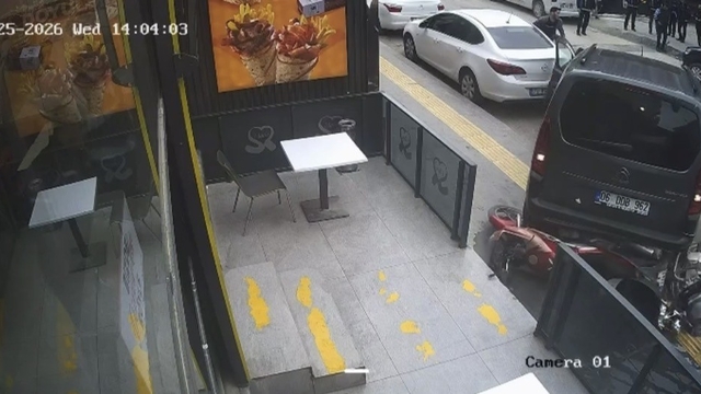 Mardin'de geri manevra yapan araç motosikletlere çarptı