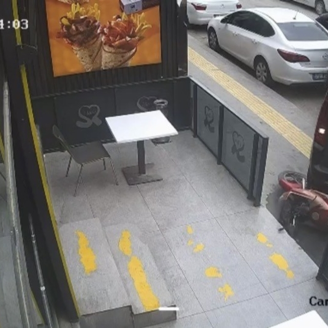 Mardin'de geri manevra yapan araç motosikletlere çarptı