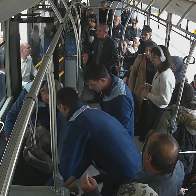 Elazığ'da otobüs şoförü rahatsızlanan yolcuyu hastaneye yetiştirdi