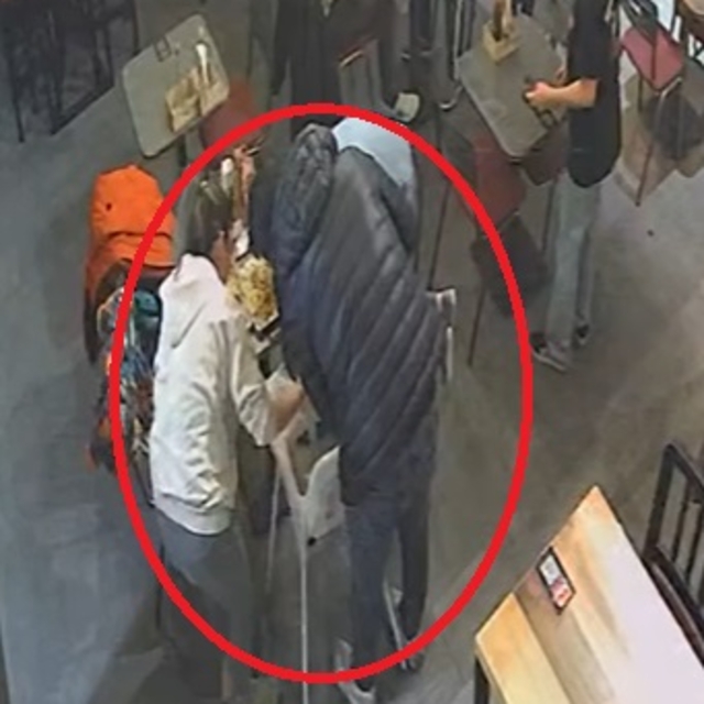 Restoran sahibi, nefes borusuna yiyecek kaçan bebeği Heimlich manevrasıyla...