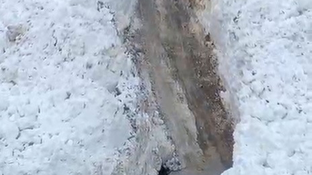 Hizan'da köy yoluna çığ düştü