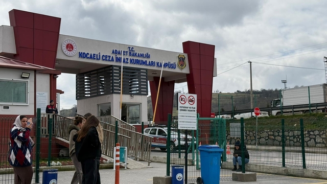 7 kişinin öldüğü fabrika yangınında yaralanan Gülhan: Yangın merdiveni için çok para dedi, vermedi