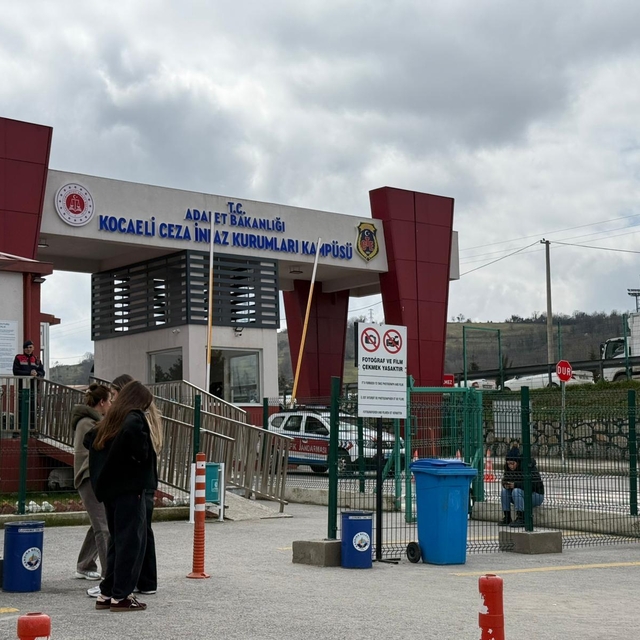 7 kişinin öldüğü fabrika yangınında yaralanan Gülhan: Yangın merdiveni için...