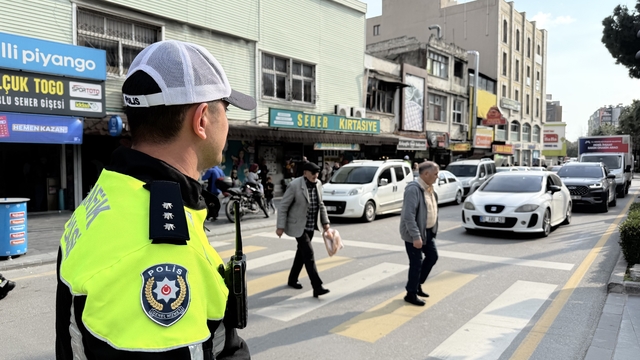 Yayalara yol vermeyen sürücülere ceza kesildi