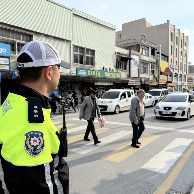 Yayalara yol vermeyen sürücülere ceza kesildi