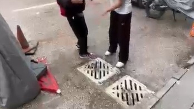 Ortaokul öğrencisi akranını saçından tutup yere yatırdı, kafasına ayağıyla bastı
Sosyal medyada yayınlanan görüntü sonrası polis olayla ilgili inceleme başlattı