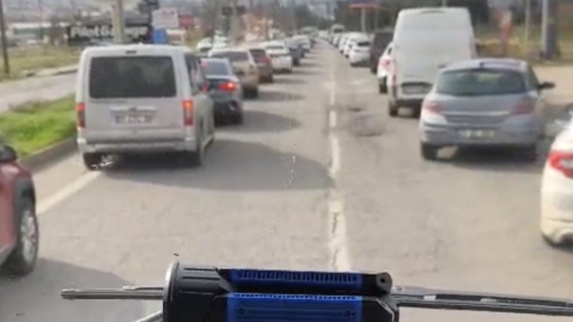 Diyarbakır'da itfaiye ekiplerine 'fermuar' sistemiyle yol verdiler