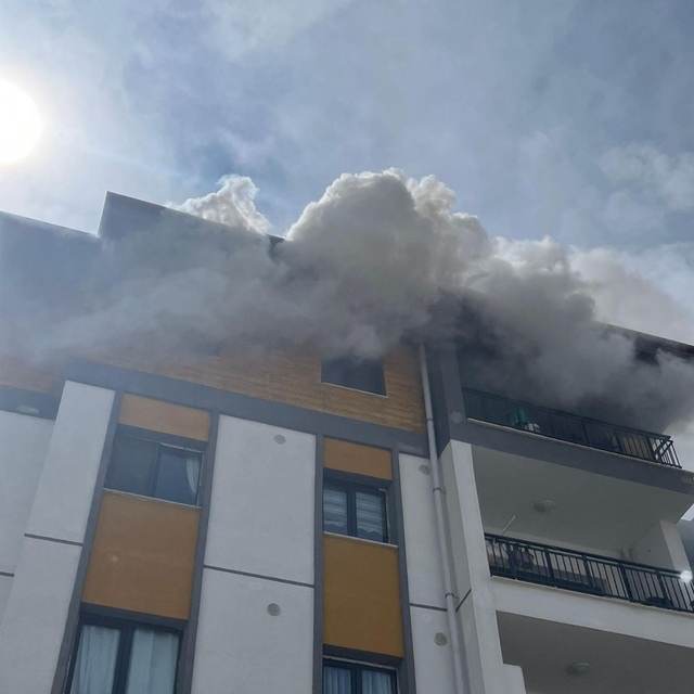 Antakya'da alevlere teslim olan ev kullanılmaz hale geldi